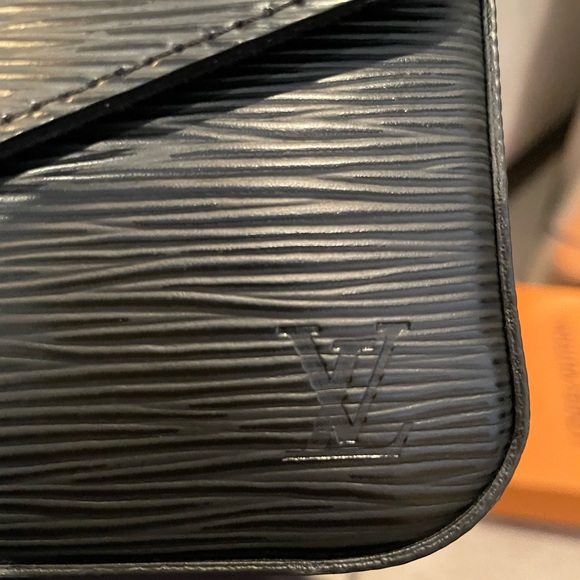 **S0LD*another platform. Louis Vuitton Felicie Pochette w/inserts. Epi Leather - Picture 9 of 14